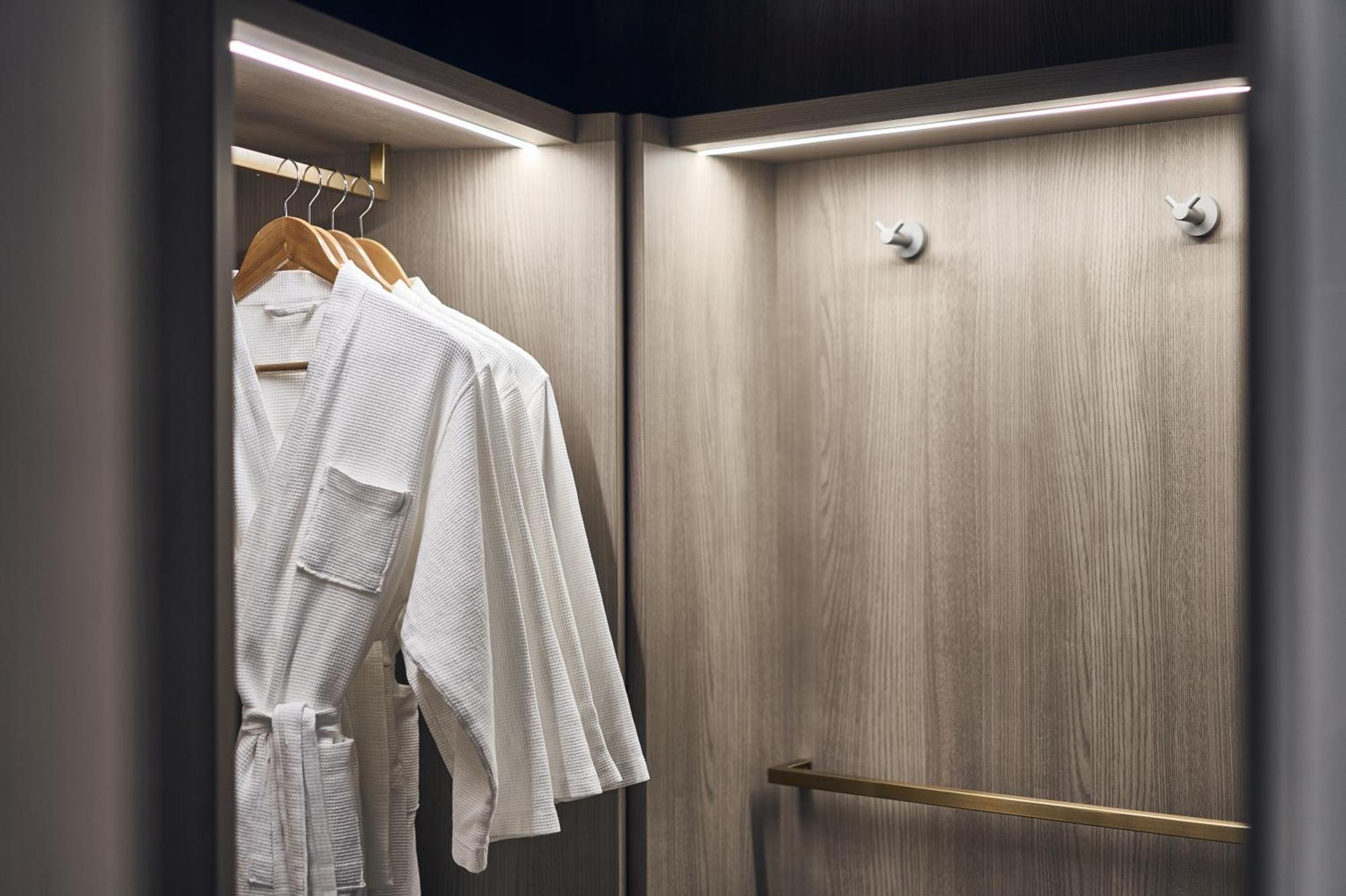 Family Quadruple Room, 1 King Bed and 2 Single Beds